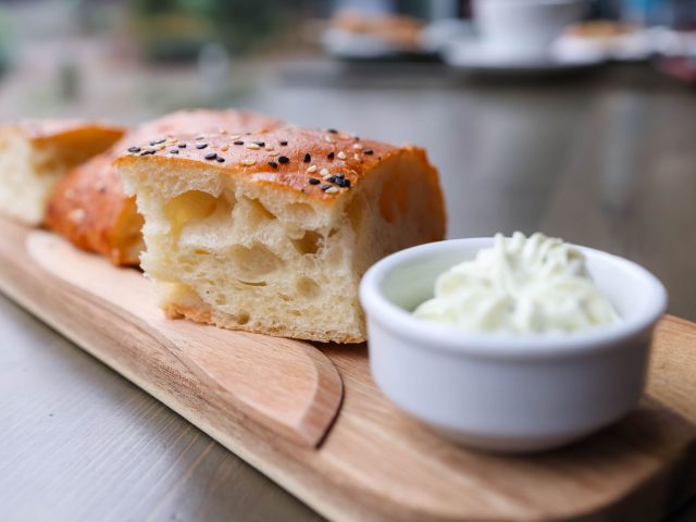 Focaccia maison : l’astuce pour sublimer votre repas en un rien de temps