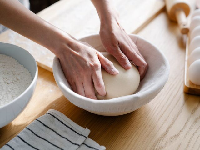 Pétrir la pâte à la main : techniques et astuces