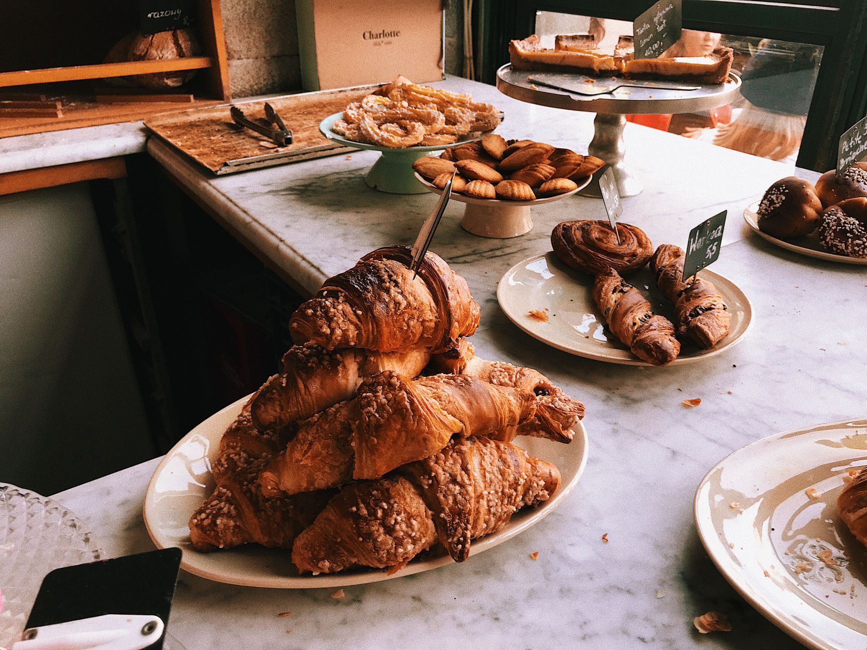 Gestes essentiels pour réussir le feuilletage des croissants