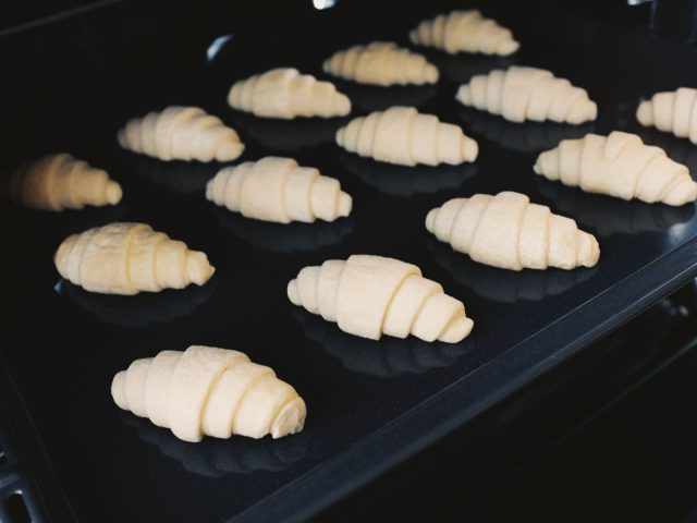 Gestes essentiels pour réussir le feuilletage des croissants